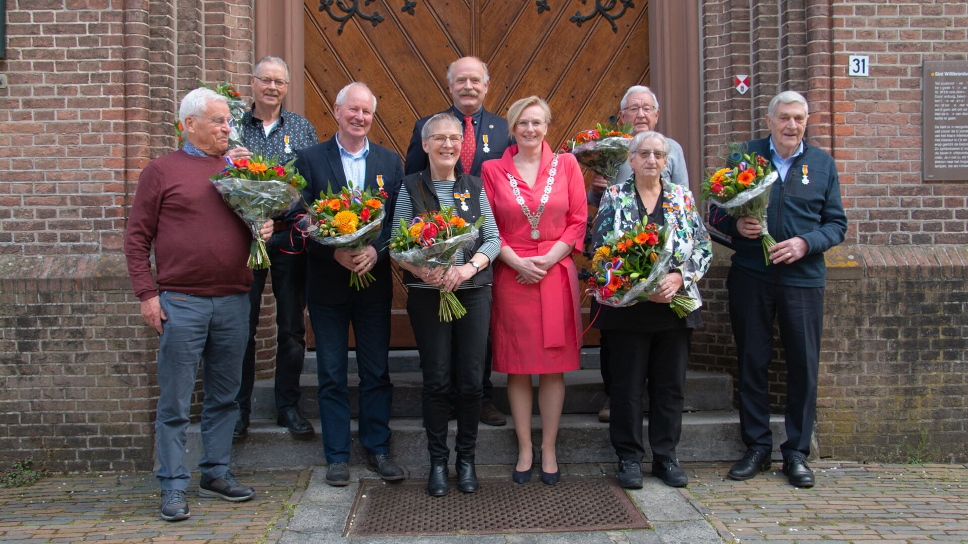Acht Bronckhorster vrijwilligers kregen tijdens de lintjesregen een koninklijke onderscheiding opgespeld door burgemeester Marianne Besselink. Foto: Liesbeth Spaansen