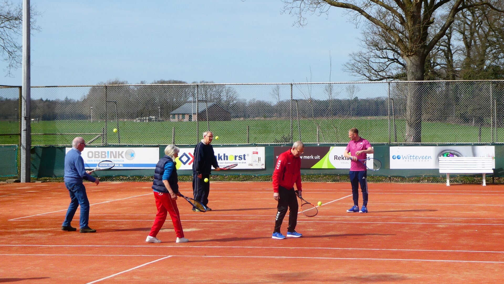 Enthousiaste deelnemers op de baan bij het Oldstars project van Tennisvereniging Ruurlo onder leiding van trainer Stijn Koolschijn (r). Foto: Jan Hendriksen