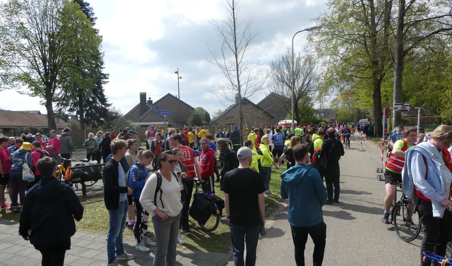Barchem werd zaterdag weer bevolkt door duizenden studenten die deelnamen aan de Batavierenrace. 
