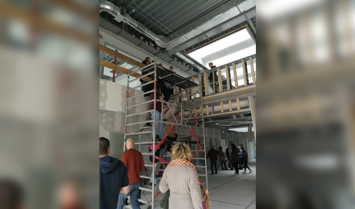 Een drukbezochte bezichtiging van de nieuwbouw van IKC Het Simmelink op zaterdag 15 april. Foto: PR