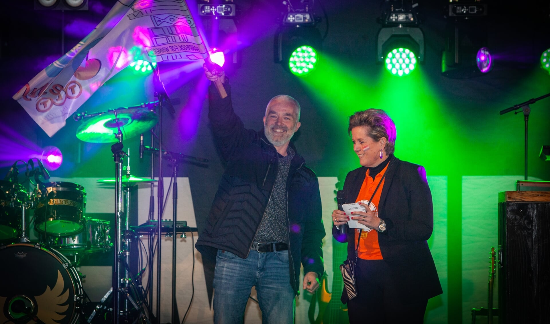 Teamleider Andre van den Toorn van 'Team met Ludieke Teamnaam’ neemt de eerst prijs in ontvangst van Erna Boekelder.  Foto: Jon Florijn