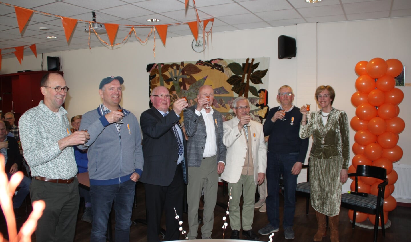 Lintjesregen Oost Gelre 2023 vlnr.: Bennie Oosterholt, Marco Overbekking, Bennie Schutten, Tonnie Peters, Harrie ten Have, Gerard Wopereis en burgemeester Annette Bronsvoort. Op de foto ontbreekt Andre Bloemberg die eerder op de ochtend zijn Koninklijke onderscheiding kreeg opgespeld. 