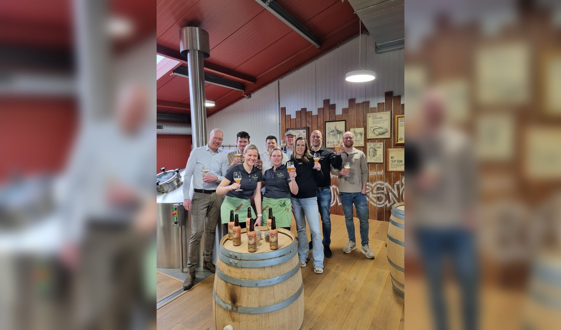 Pieter Stam toog vorige week samen met de horecaondernemers naar de ambachtelijke brouwerij Brouwersnös om de eerste flesjes van Reurlse Weizen van de lopende band te halen. Foto: PR