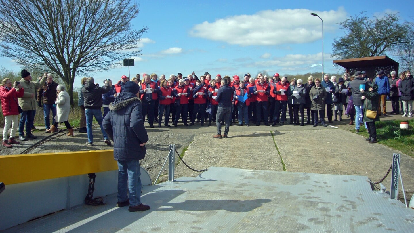 Shantykoor De IJsselboei zingt het (protest) Lied van de IJssel op de veerstoep in Brummen. Foto: Leo Verhoef