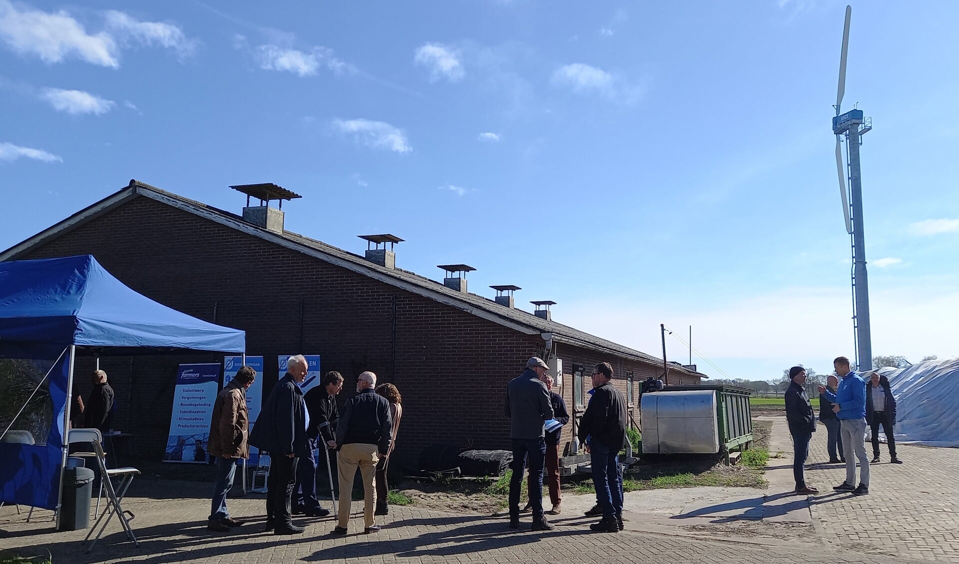 Bezoekers van de infodag Windturbine WES op het erf van firma Klein Gunnewiek-Duenk aan de Oude Aaltenseweg 41.