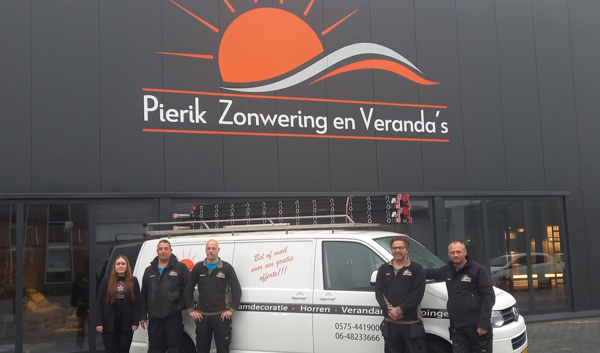 Het team van Pierik Zonwering & Veranda's (v.l.n.r.): Sheila Pierik, Gerrit Kastermans (zzp’er), Bram Klein Haneveld, Eelco Pierik, Jeroen Fransen. Foto: Jan Hendriksen