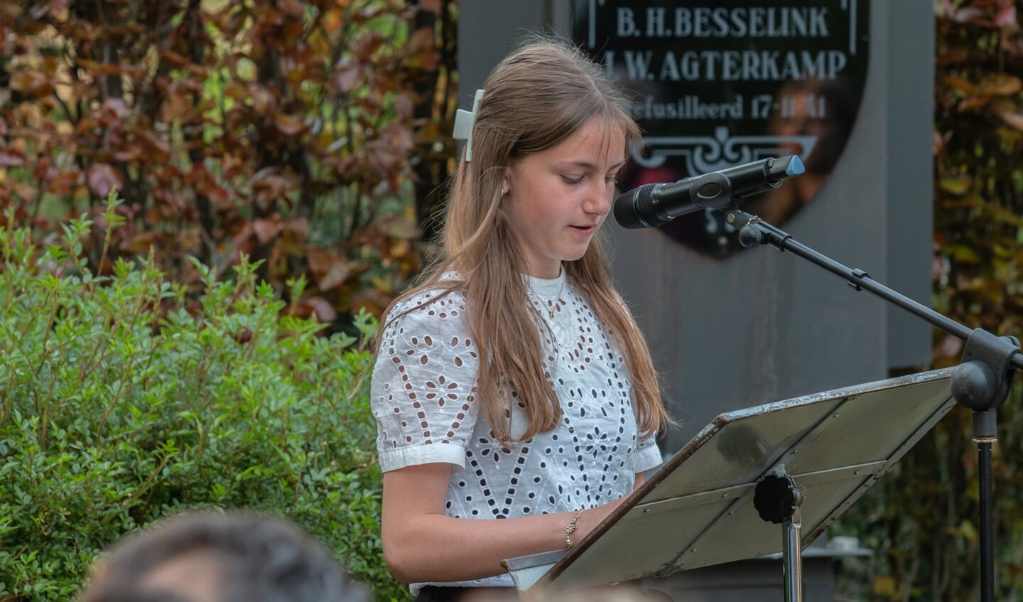 Amber Besselink draagt haar gedicht voor tijdens de herdenking 4 mei in Steenderen. Foto: Liesbeth Spaansen