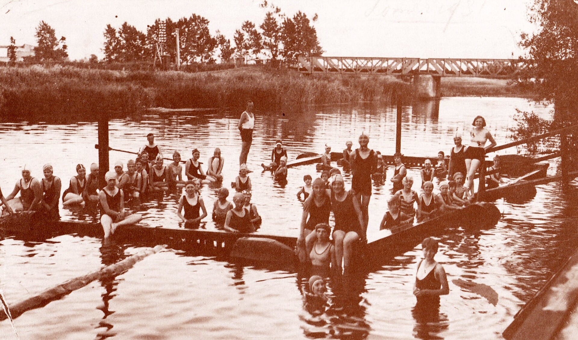 De Doetinchemse zweminrichting in de Oude IJssel, jaren dertig. (Foto: uit artikel Kronyck)