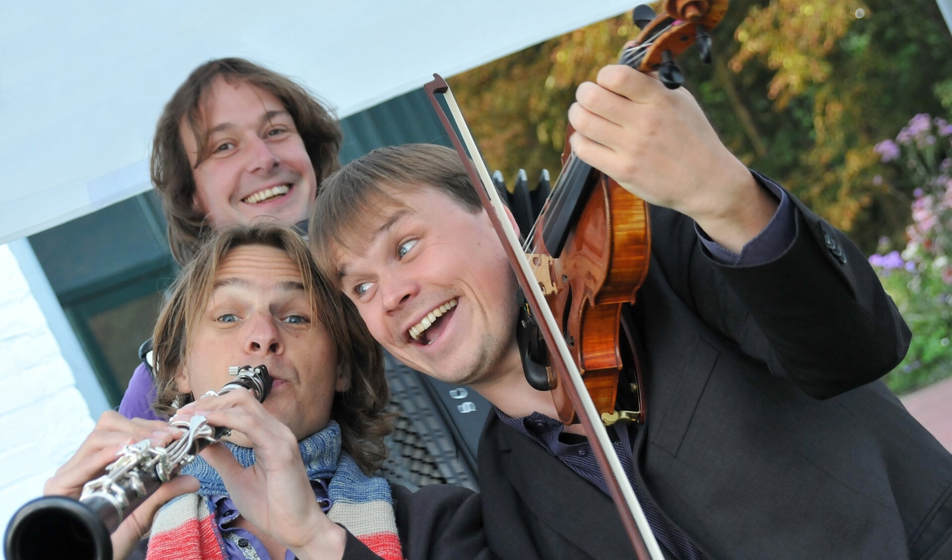 Met vrolijke feestmuziek van Trio C Tot De Derde blaast KunstKring Ruurlo de traditie van een zomeravondconcert nieuw leven in. Foto: Jürgen Dott