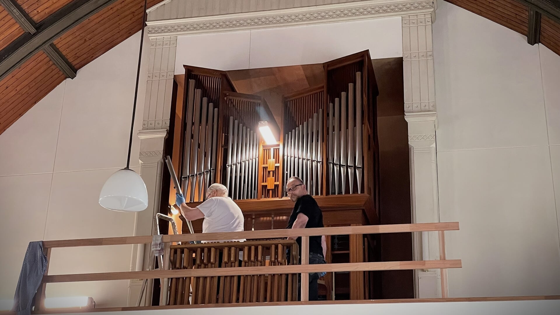 Medewerkers van orgelbouwer Pels & Van Leeuwen leggen de laatste hand aan het orgel in de Remonstrantse Kerk. Foto: Henri Bruntink