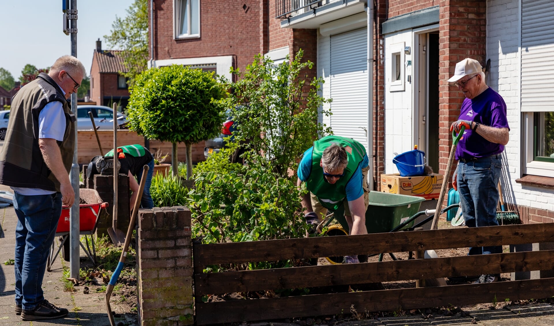 Een groep vrijwilligers druk bezig in een van de tuinen. Foto: Anja Onstenk Beeld & Creatie
