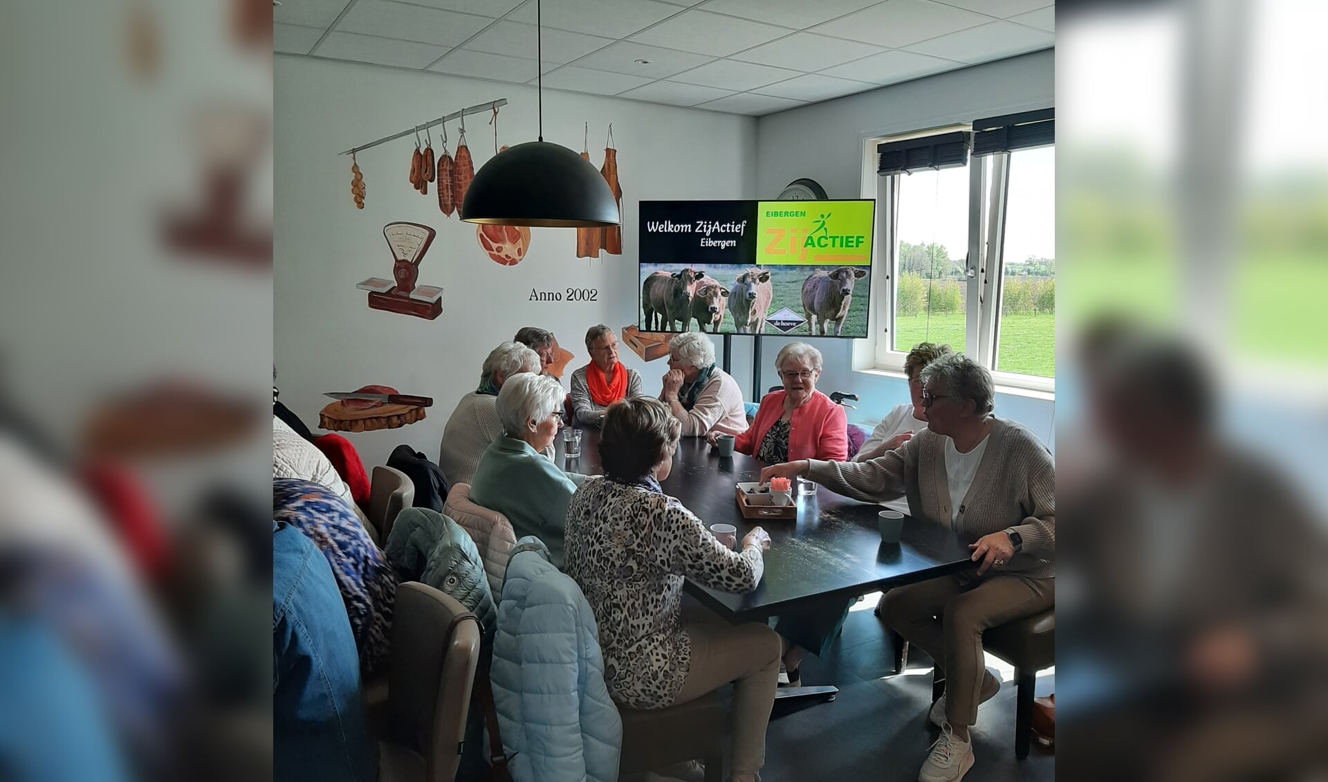 De Zij Actief-dames uit Eibergen op bezoek bij de ambachtelijke vleesboerderij. Foto: Adèle Woertman 