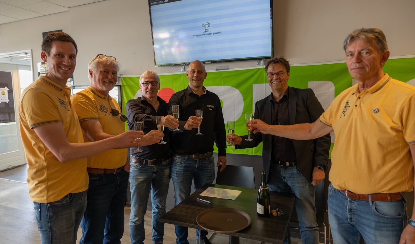 Enkele bestuursleden van VV Ruurlo en het organisatie comité (OC) van het Karel Stegeman Toernooi proosten samen met Pieter Stam (derde van rechts) op het sponsorcontract. Foto: Blacktax 