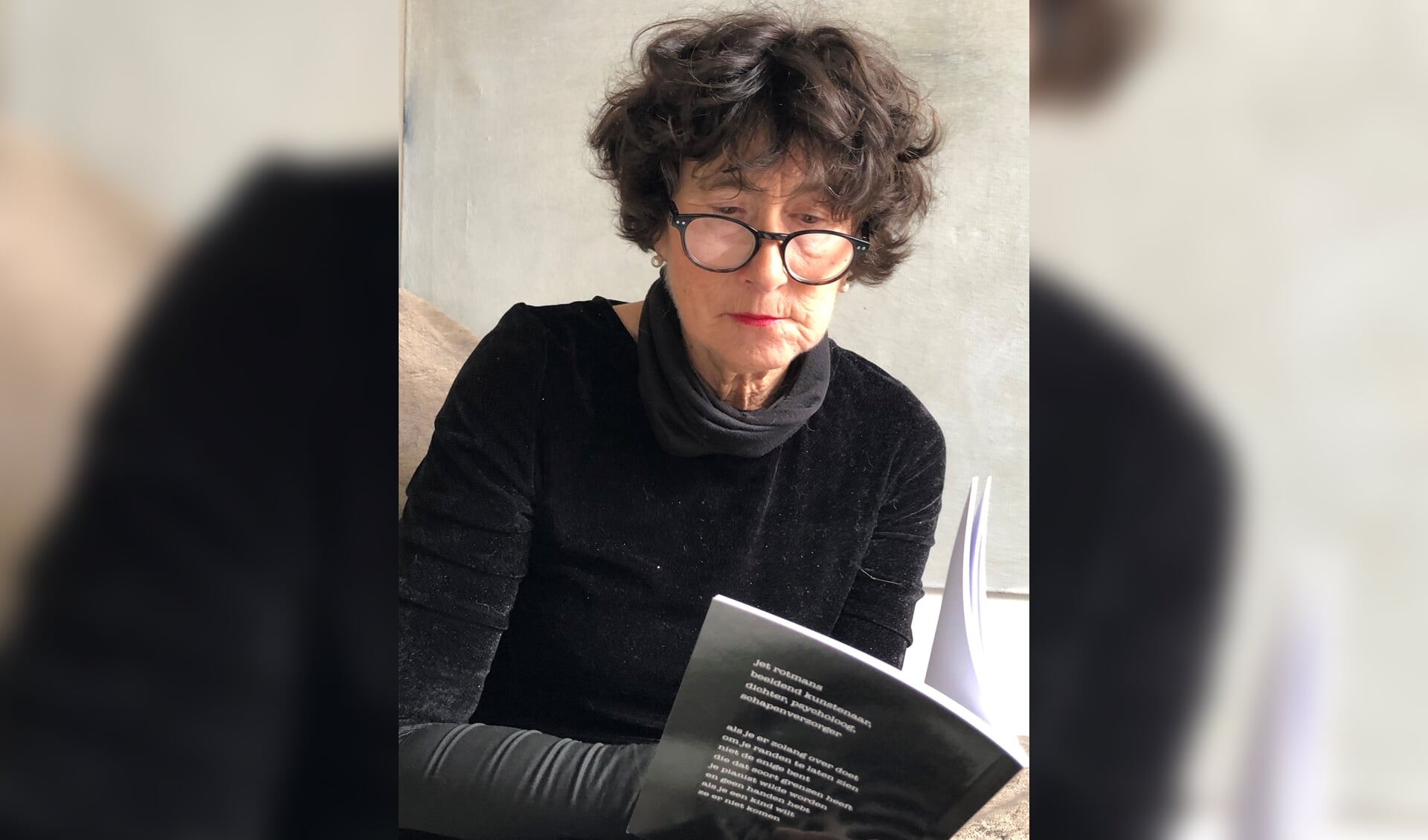 Jet Rotmans leest voor uit haar nieuwe dichtbundel Zwarte ooievaar. Foto: Emy Vesseur