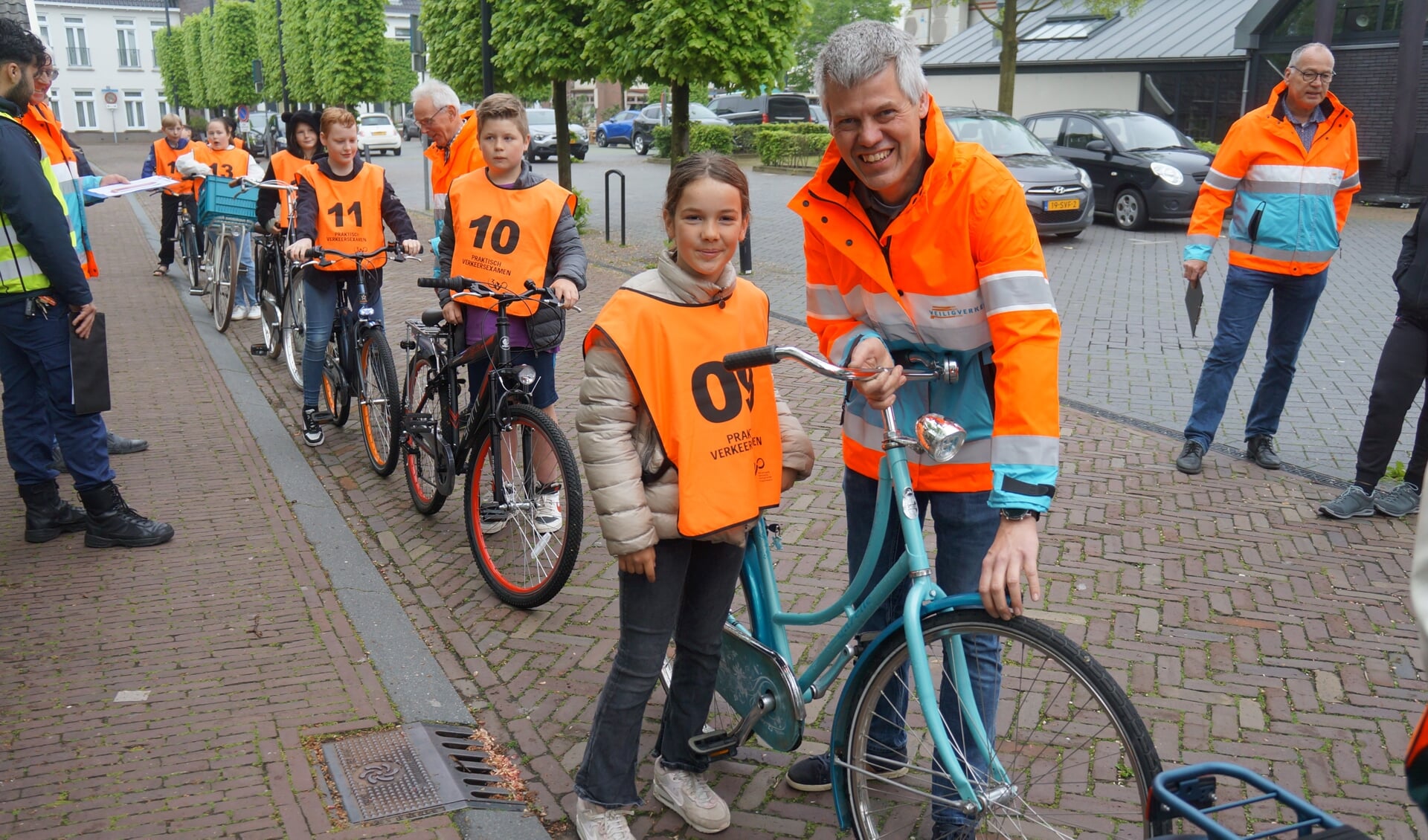 De fiets van Puck wordt voor vertrek goedgekeurd door Eddy Klein Brinke. Helemaal rechts op de foto Gerhard ten Have van Veilig Verkeer Nederland (VVN) afdeling Bronckhorst. Foto: Richard Stegers
