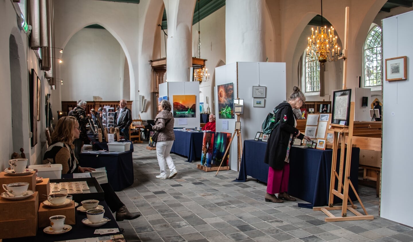 Meerdere kunstenaars exposeren in de Remigiuskerk in Steenderen. Foto: Liesbeth Spaansen 