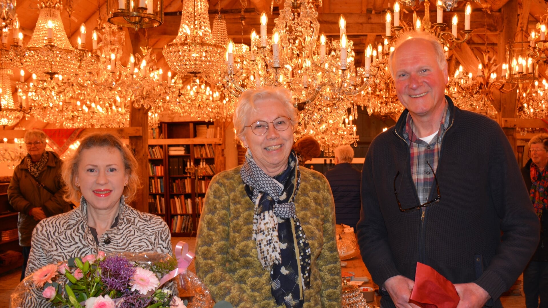 Voorzitter Dikkie Garritsen (midden), bedankt Saskia en Han van der Lans. Foto: Diny Oosterlaken