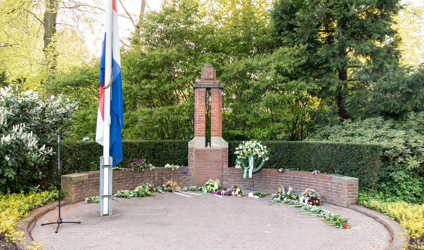 De krans en de bloemen bij het monument. Foto: Henk Derksen