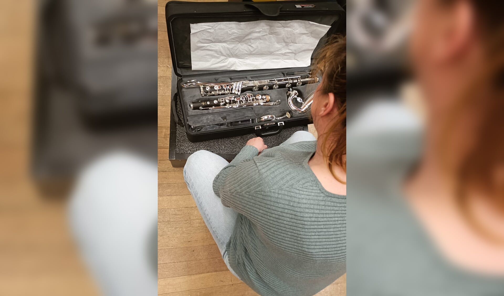 Sabine Groot Wassink met haar nieuwe basklarinet. Foto: Leila Bunkers