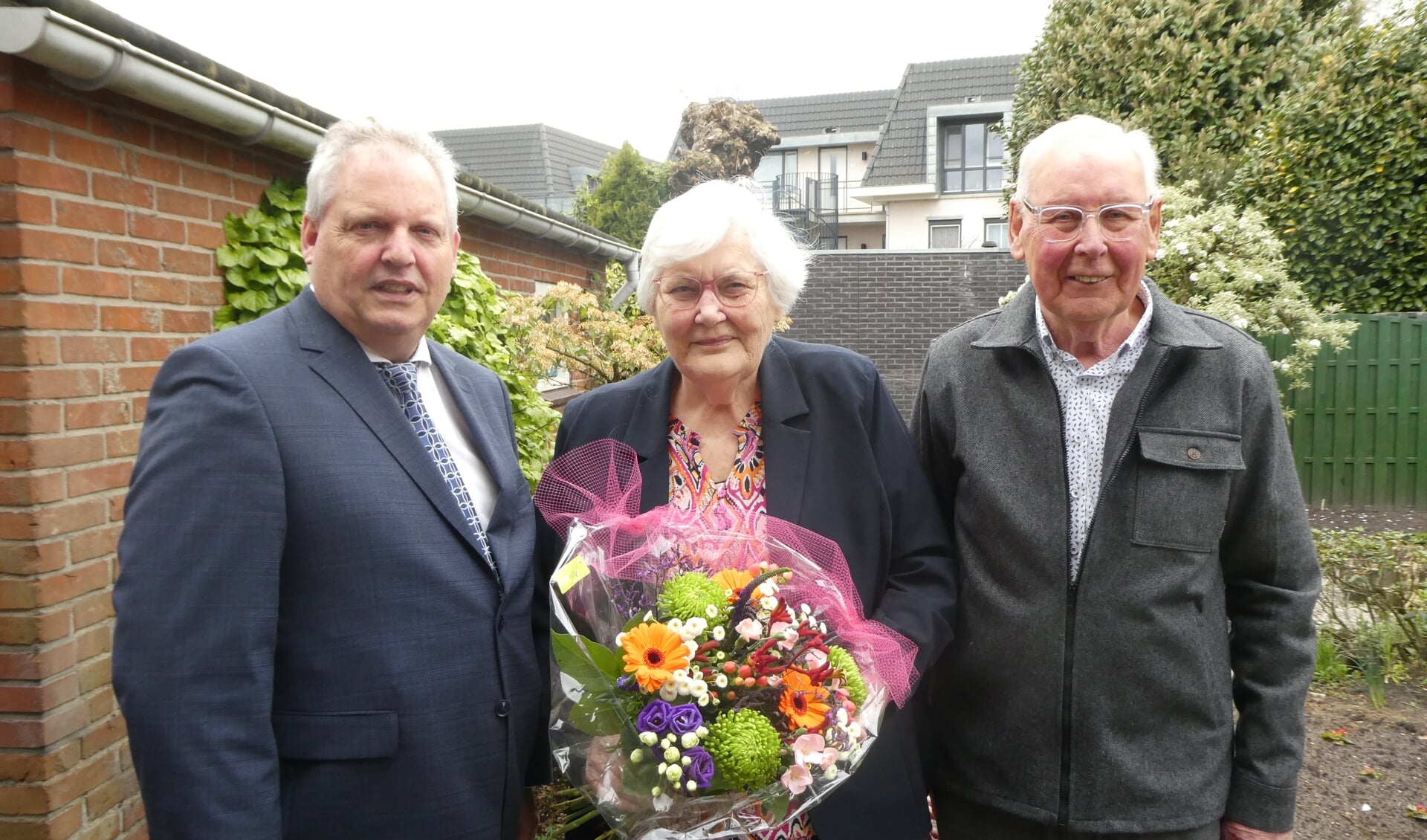 Wethouder Hans van der Noordt kwam zijn 'buren' Egbert en Annie ten Bruggencate feliciteren met hun zestigjarig huwelijk. Foto: Jan Hendriksen