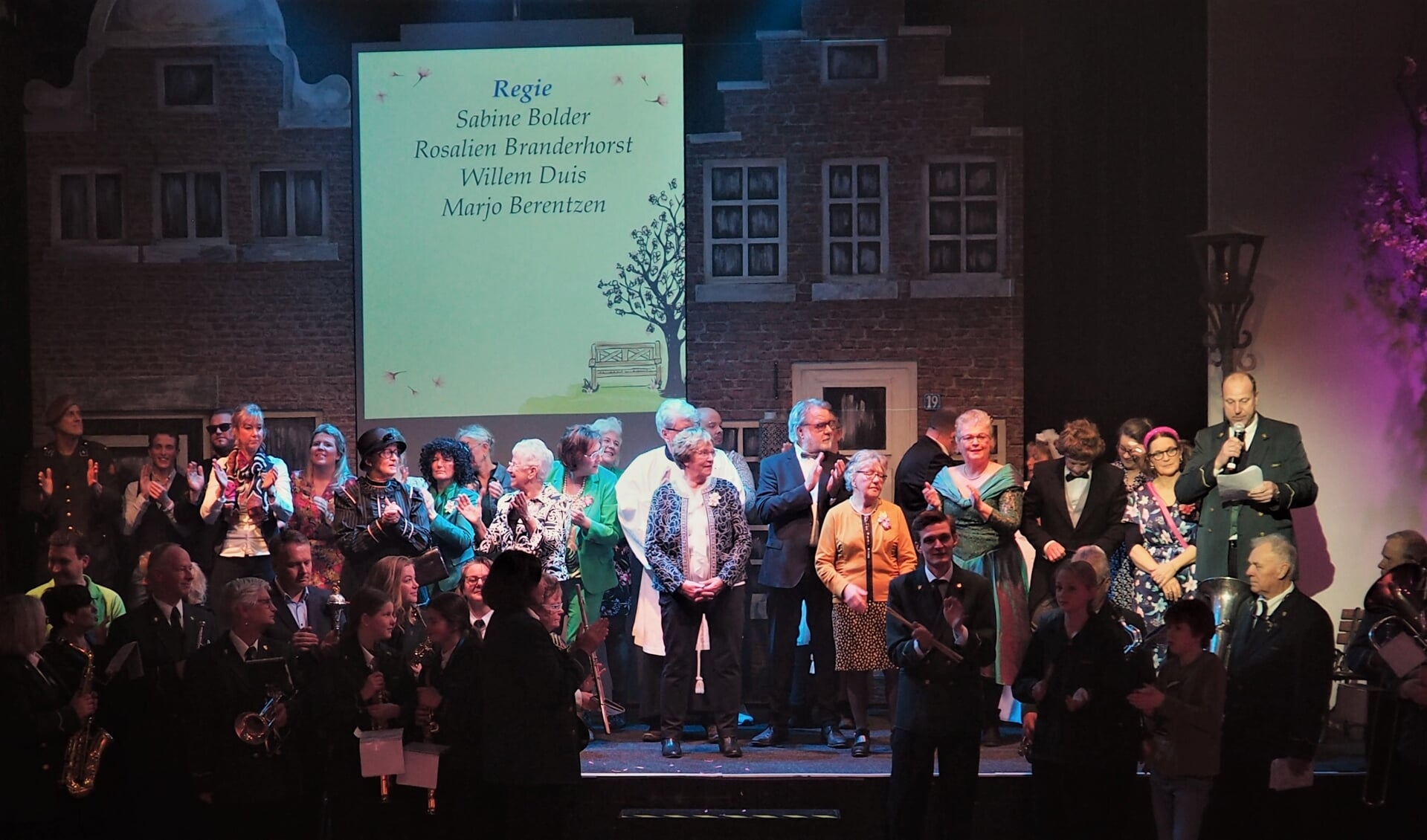 De muzikanten van Amicitia speelden ook mee in de jubileumvoorstelling van de toneelvereniging. Foto Lies Gerritsen-Storteler