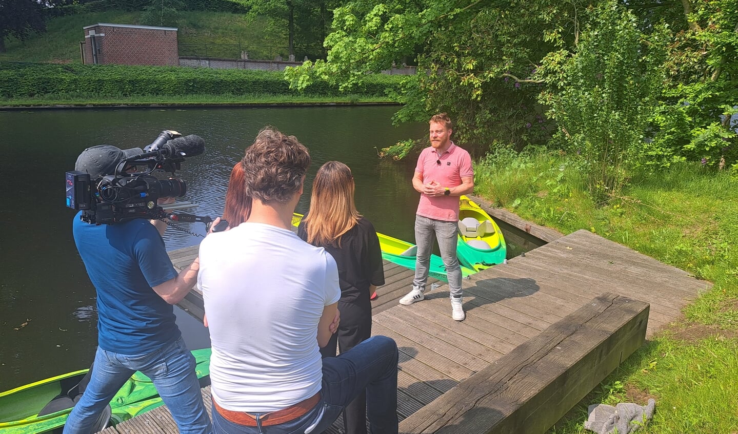 Michaël Lammers vertelt voor de camera van RLT4 over het kanovaren op de gracht. Foto: Kyra Broshuis 