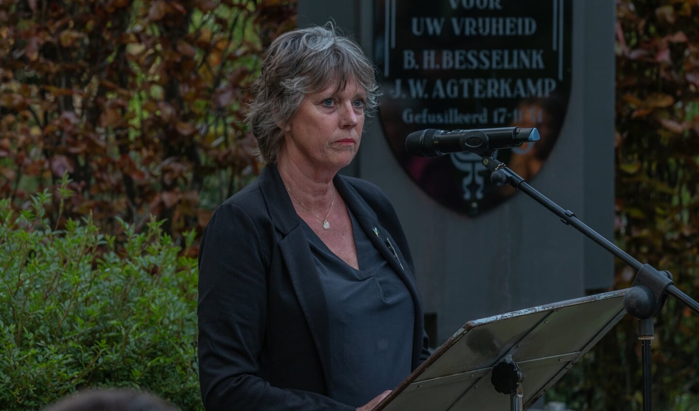Monique Manders draagt haar gedicht voor tijdens de herdenking 4 mei in Steenderen. Foto: Liesbeth Spaansen