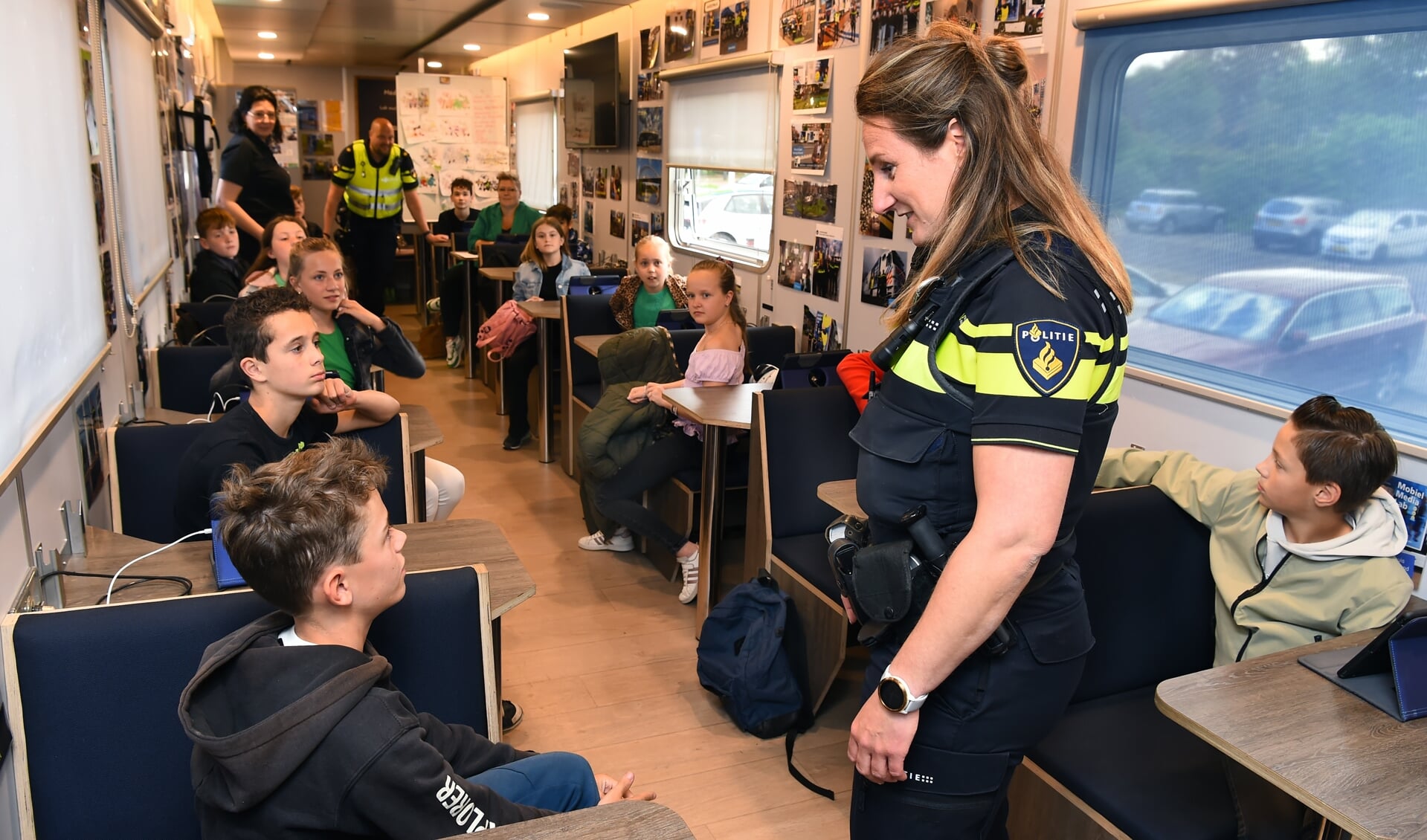 Sophie Arnoldus, wijkagent Gaanderen in gesprek met leerlingen. Foto: Roel Kleinpenning