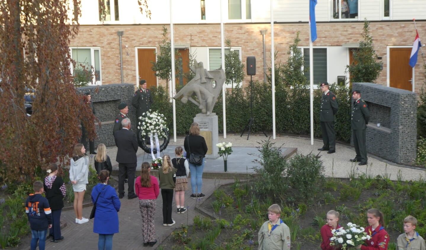 Leerlingen van de Ruurlsoe basisscholen legden een bloem bij het monument. 
