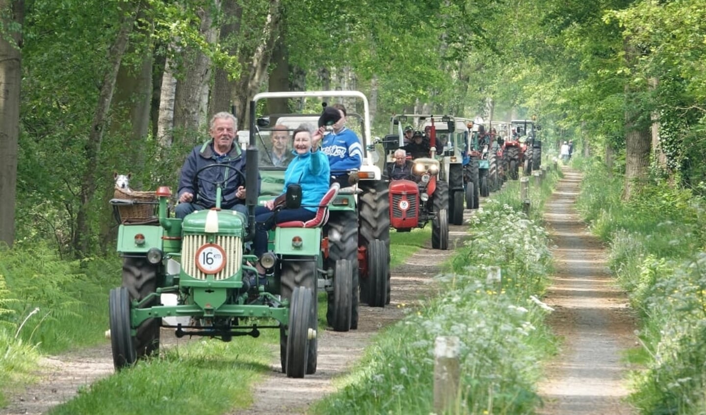 Onder leiding van Bennie en Bertha Hanskamp namen bijna tachtig oldtimer tractoren deel aan de oldtimertoertocht. Foto: Achterhoekfoto.nl/ Gradus Derksen