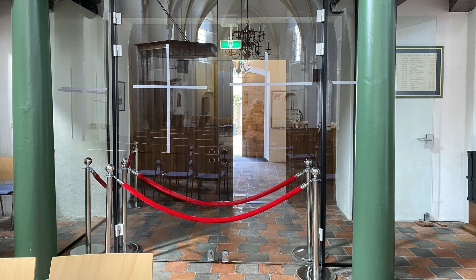 De nieuwe glazen entree van de Dorpskerk stimuleert om de deuren nog vaker open te zetten. Foto's  PR . 