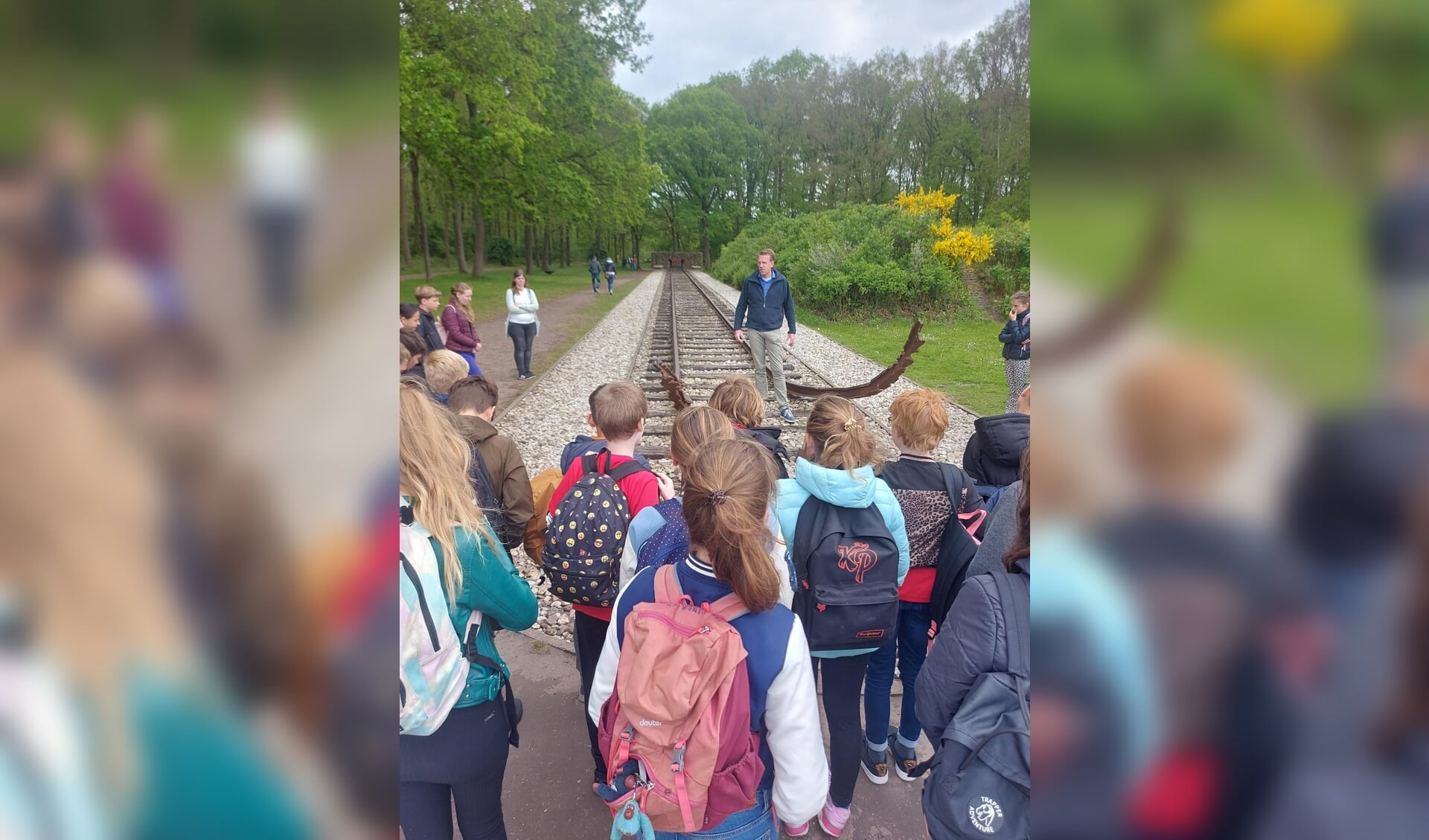 Bij het Nationaal Monument Westerbork werden twee minuten stilte gehouden en door de leerlingen van beide scholen bloemstukken gelegd. Foto: PR 