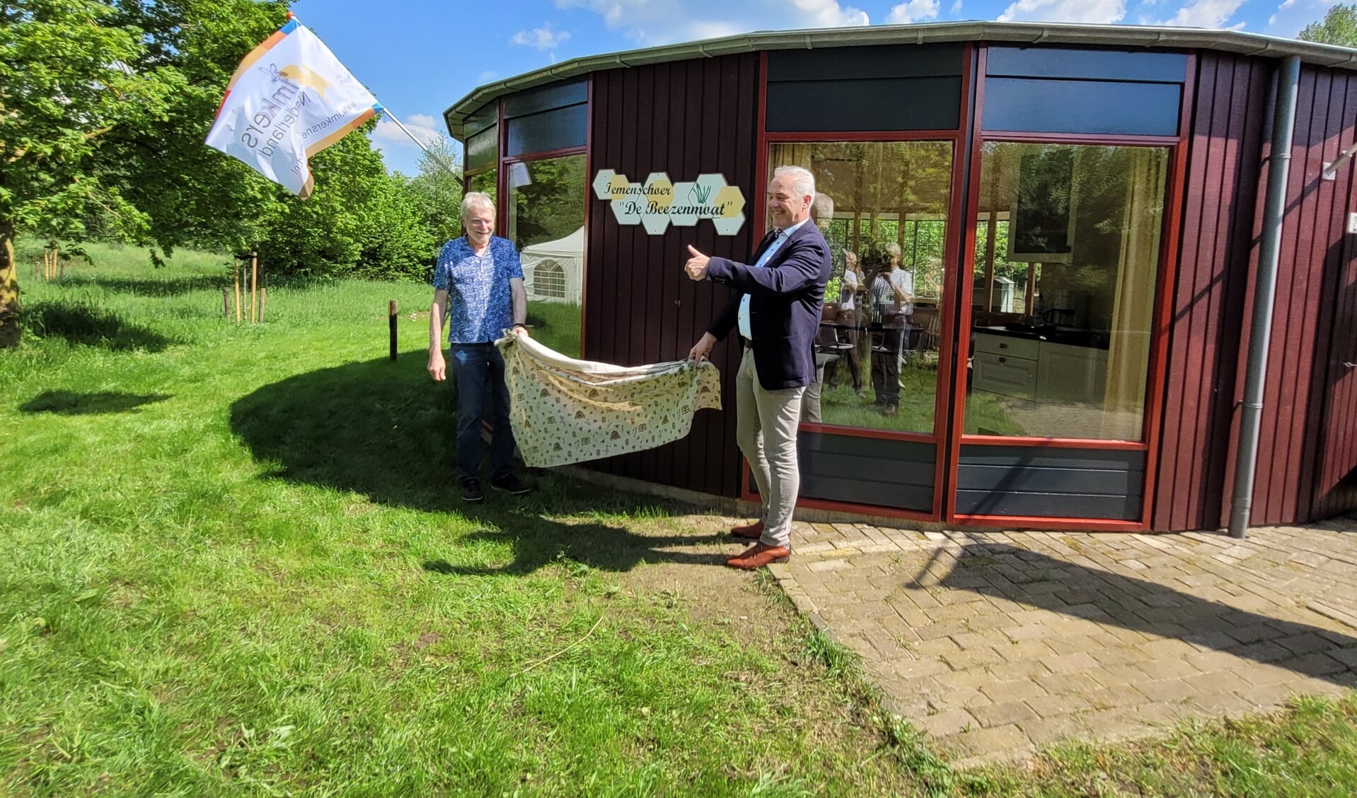 Voorzitter van de imkervereniging Vincent Harbers onthult samen met wethouder Arjen Schutten de nieuw bijenstal De Beezenmoat. Foto: PR