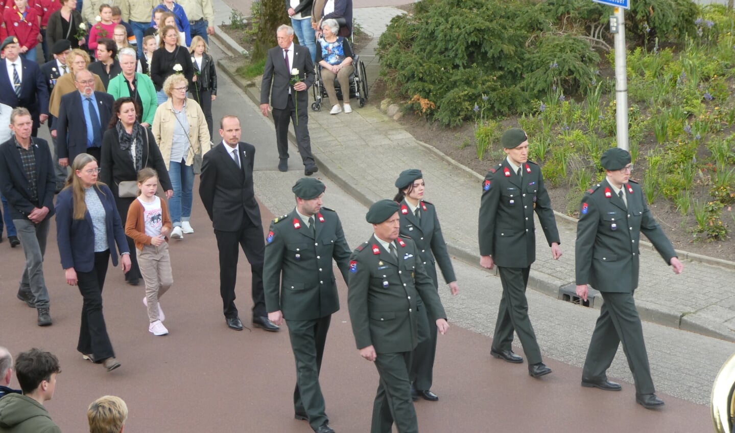 Vertegenwoordigers van Stichting Veteranen Platform Berkelland verleenden ook medewerking aan de herdenking. 