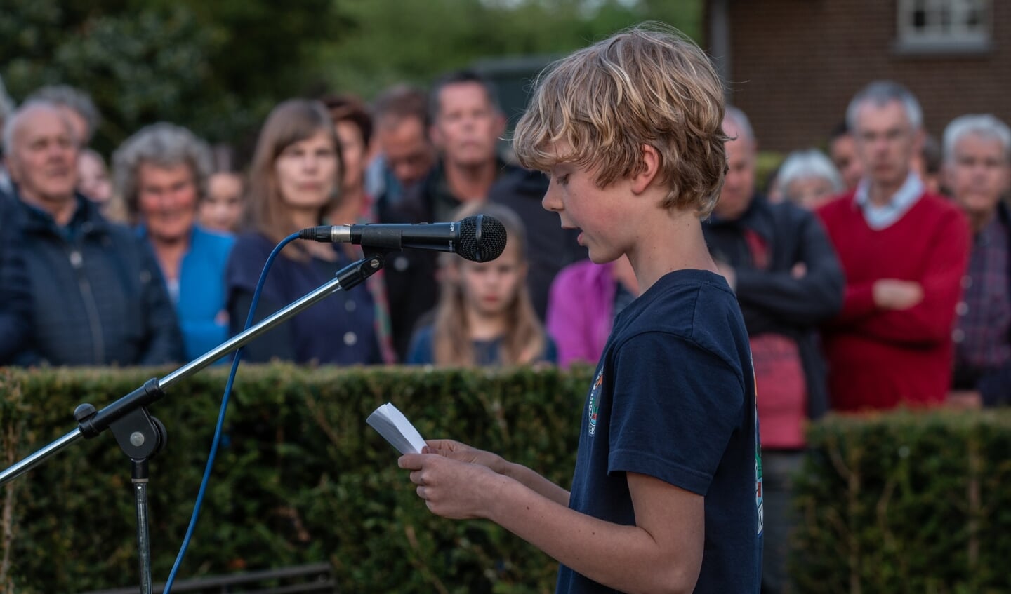 Miel de Gelder draagt zijn gedicht voor tijdens de herdenking 4 mei in Steenderen. Foto: Liesbeth Spaansen