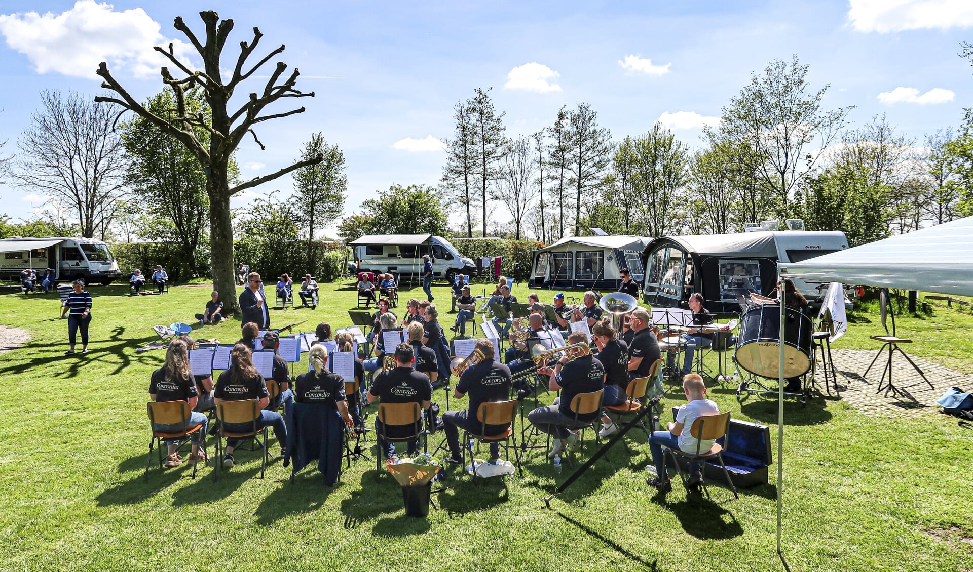 Op minicamping Wiemelinkhof zijn leden van de Koninklijke Harmonie Concordia uit Hengelo neergestreken voor een concert. Foto: Luuk Stam