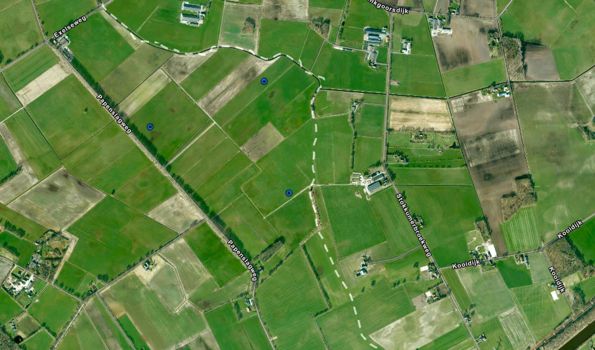 Het is even zoeken, maar de drie blauwe puntjes op deze kaart geven de mogelijke positie van de beoogde windmolens aan. Bron: windparkpapenslagweg.nl