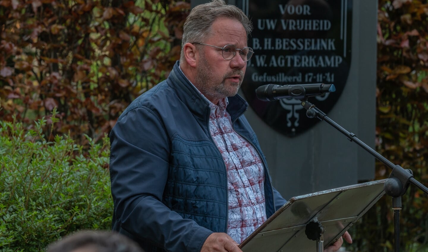 Peter van Drunen spreekt bij de herdenking 4 mei in Steenderen. Foto: Liesbeth Spaansen