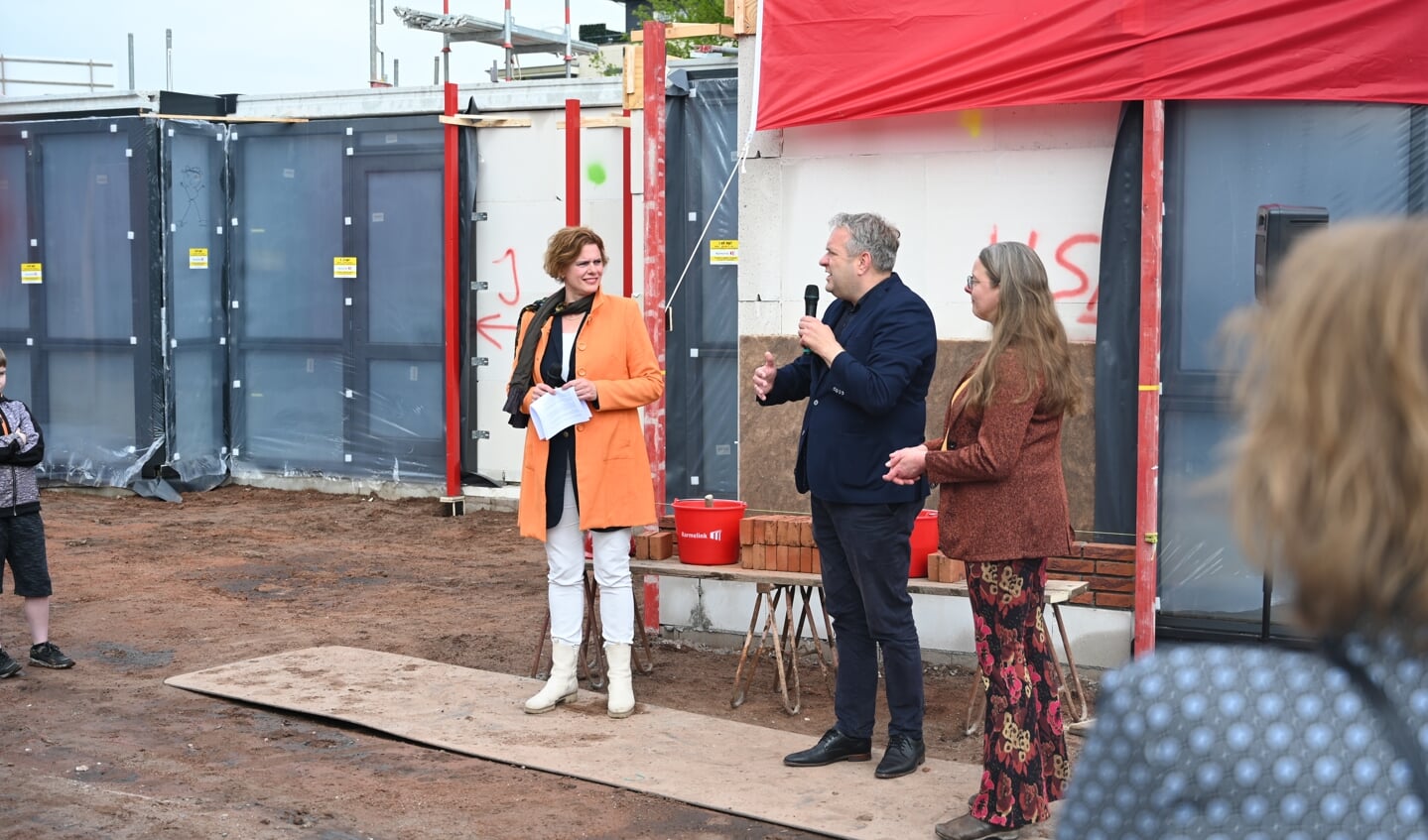 De officiële eerstesteenlegging van de nieuwe woon-, werk- en logeerlocatie voor mensen met verstandelijke beperking aan de Beltrumseweg. Foto: PR