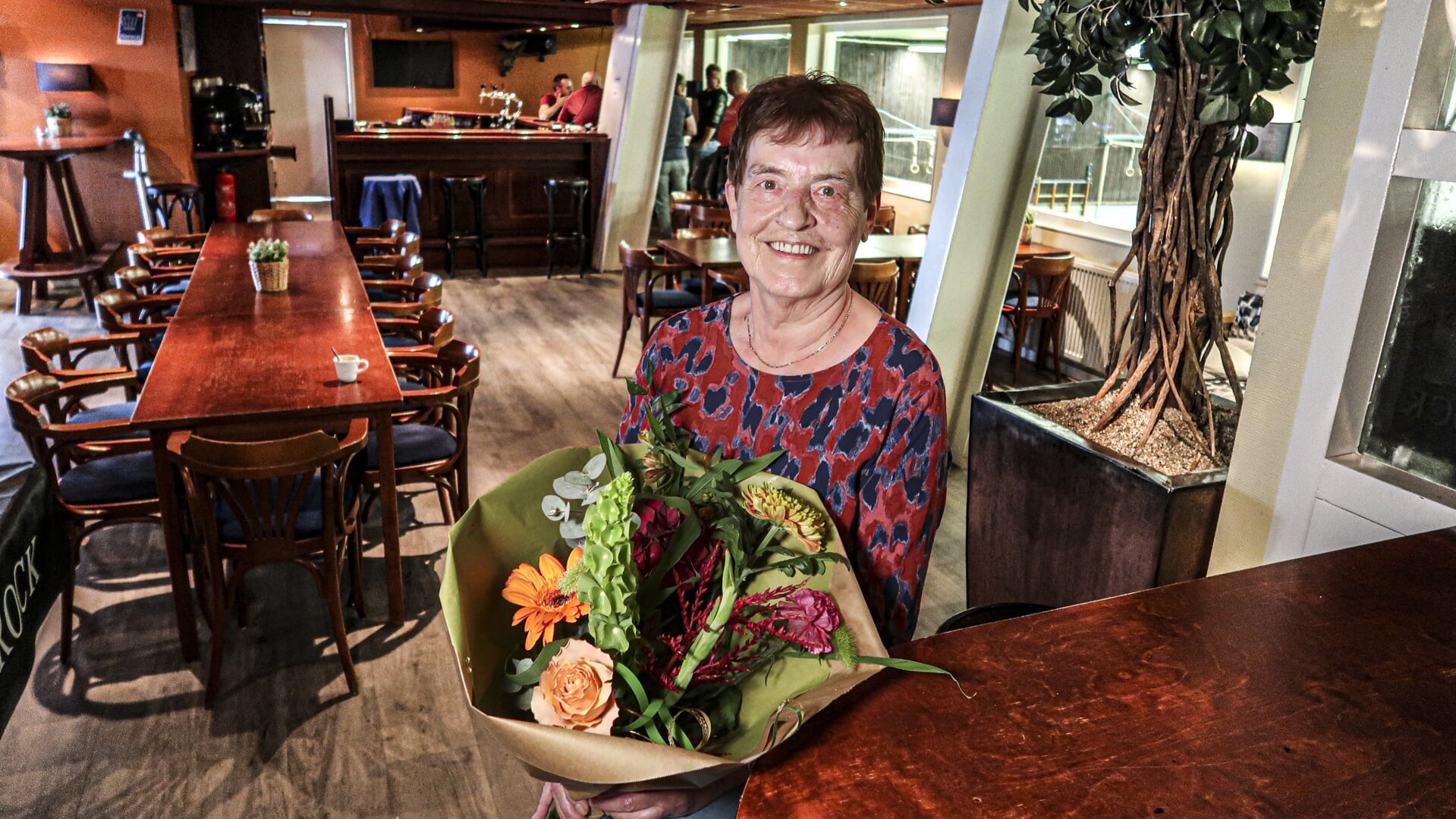 Annie Roelofsen in het Hengelose sportcafé De Kamp, waar ze na 45 jaar afscheid neemt. Foto: Luuk Stam