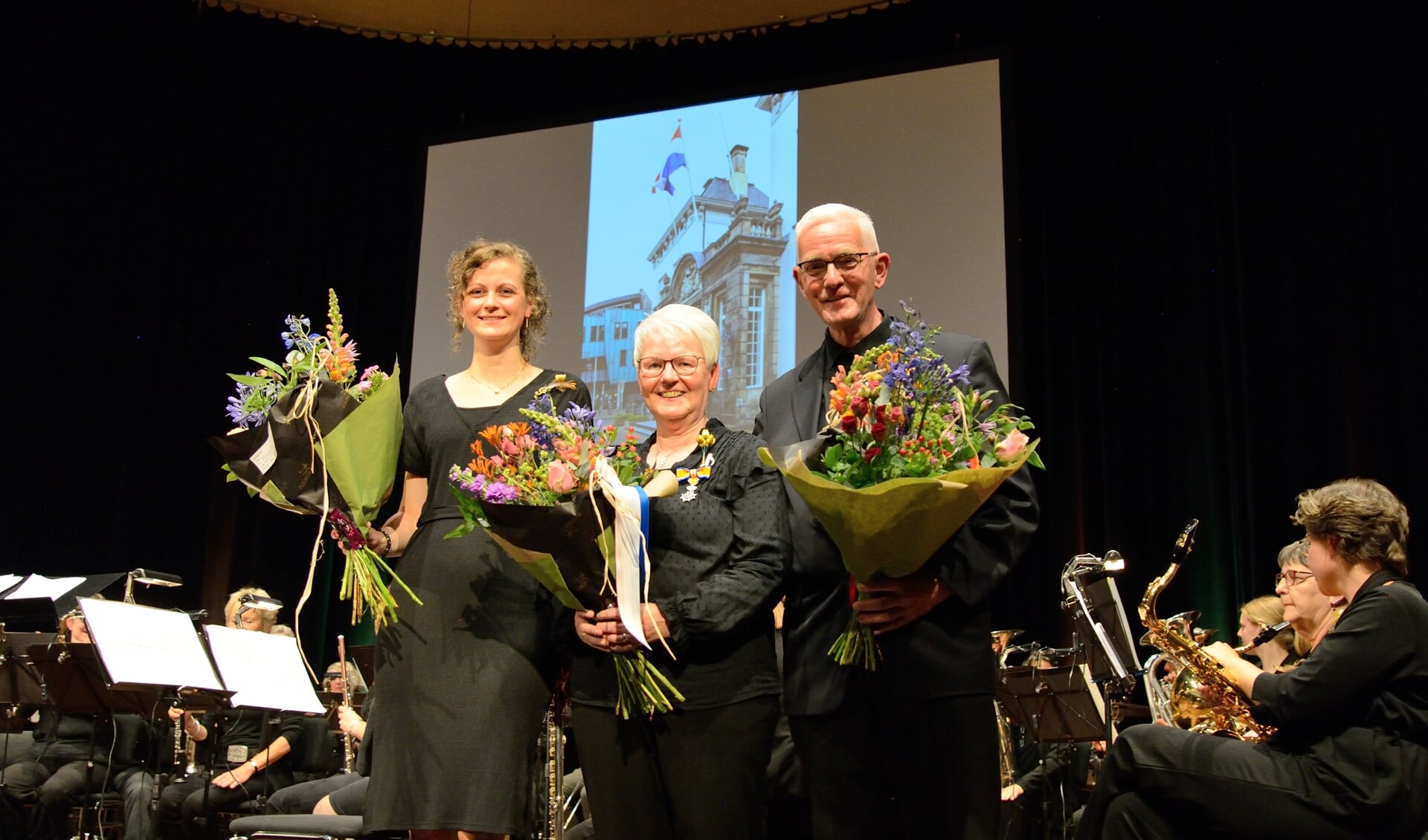 Mieke Conradus, de voorzitter van Excelsior en het echtpaar Beldman. Foto: gemeente Zutphen
