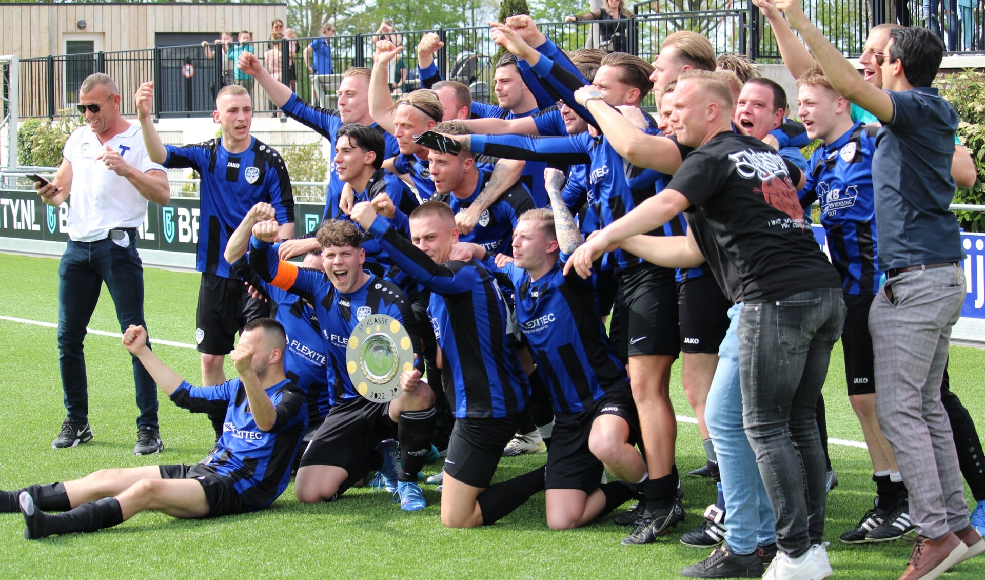 Het winnende elftal met de veroverde kampioensschaal. Foto: Paul Mijnen