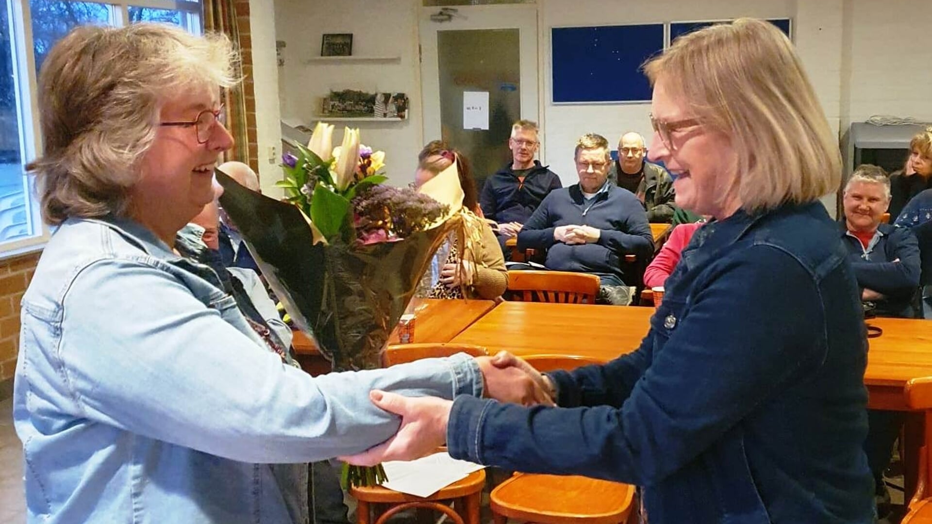 Voorzitter Ineke Wiegersma overhandigt jubilaris Annemarie Stokkink een kleurrijk boeket bloemen. Foto: Wim Meuleman