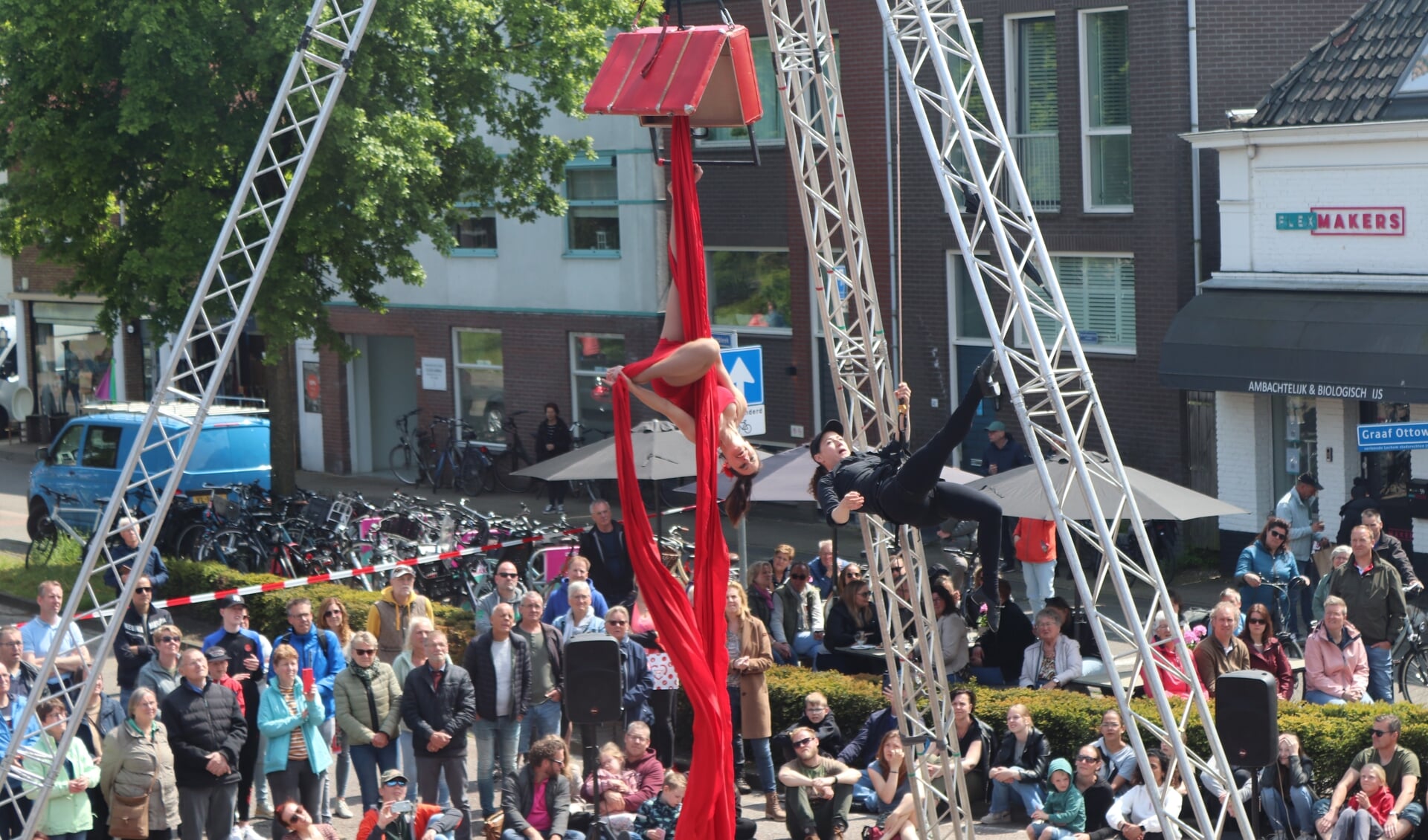 Voor café H2O gaven de dames van Flying Street Art, een spetterende show. Foto: Arjen Dieperink