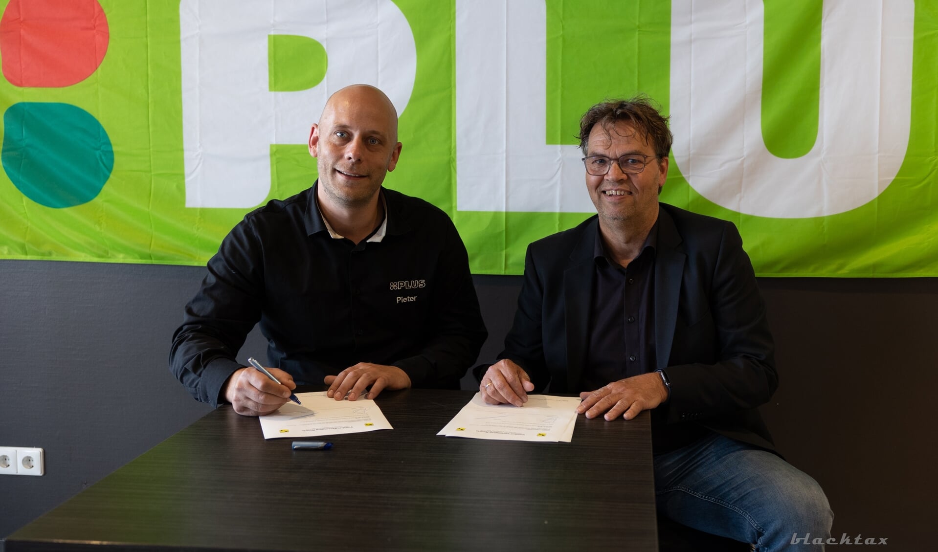 Pieter Stam en voorzitter Henry Meutstege ondertekenen de sponsorovereenkomst. Foto: Blacktax.