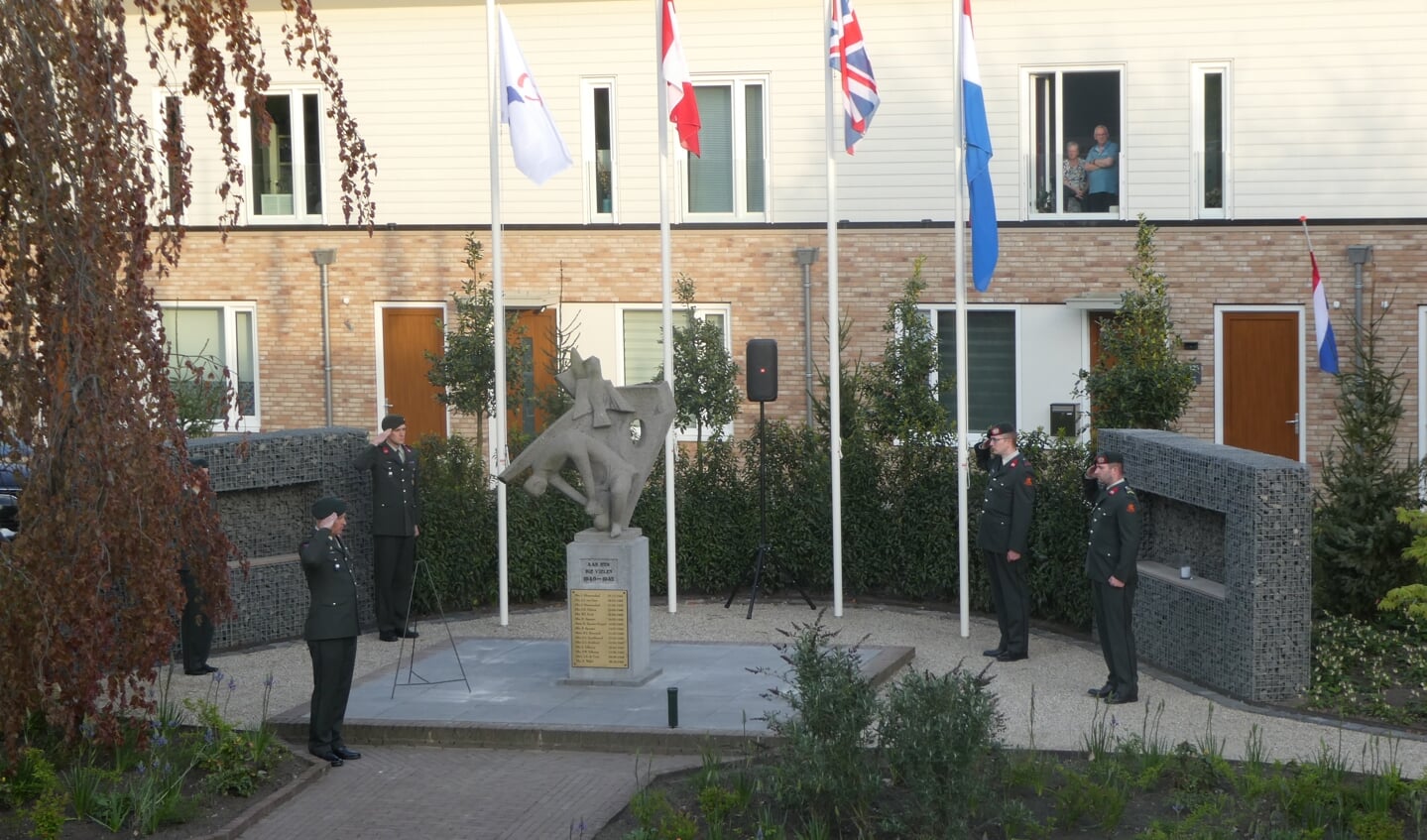 vertegenwoordigers van Stichting Veteranen Platform Berkelland verleenden ook medewerking aan de herdenking. 