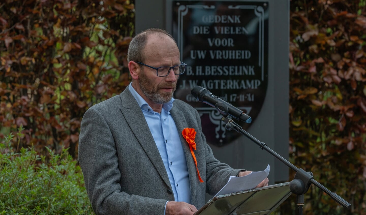 Stef Groot Nibbelink spreekt bij de herdenking 4 mei in Steenderen. Foto: Liesbeth Spaansen