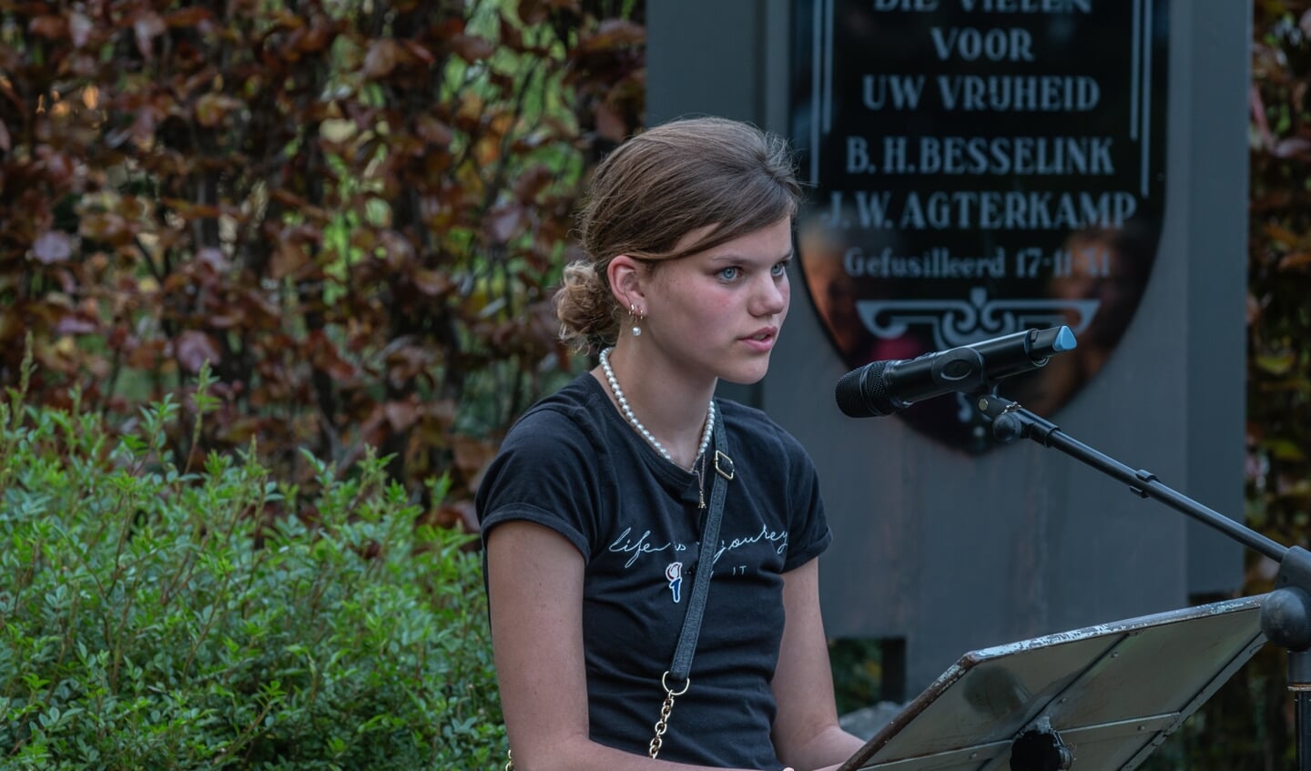 Saar Harmsen draagt haar gedicht voor tijdens de herdenking 4 mei in Steenderen. Foto: Liesbeth Spaansen