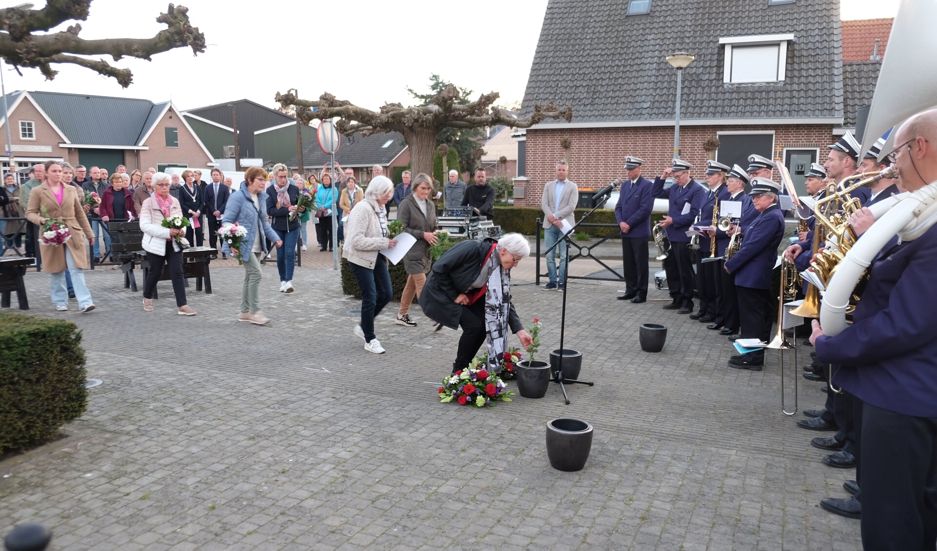 Sfeerbeeld van de herdenking in Vragender. Foto: Oudvragender.nl
