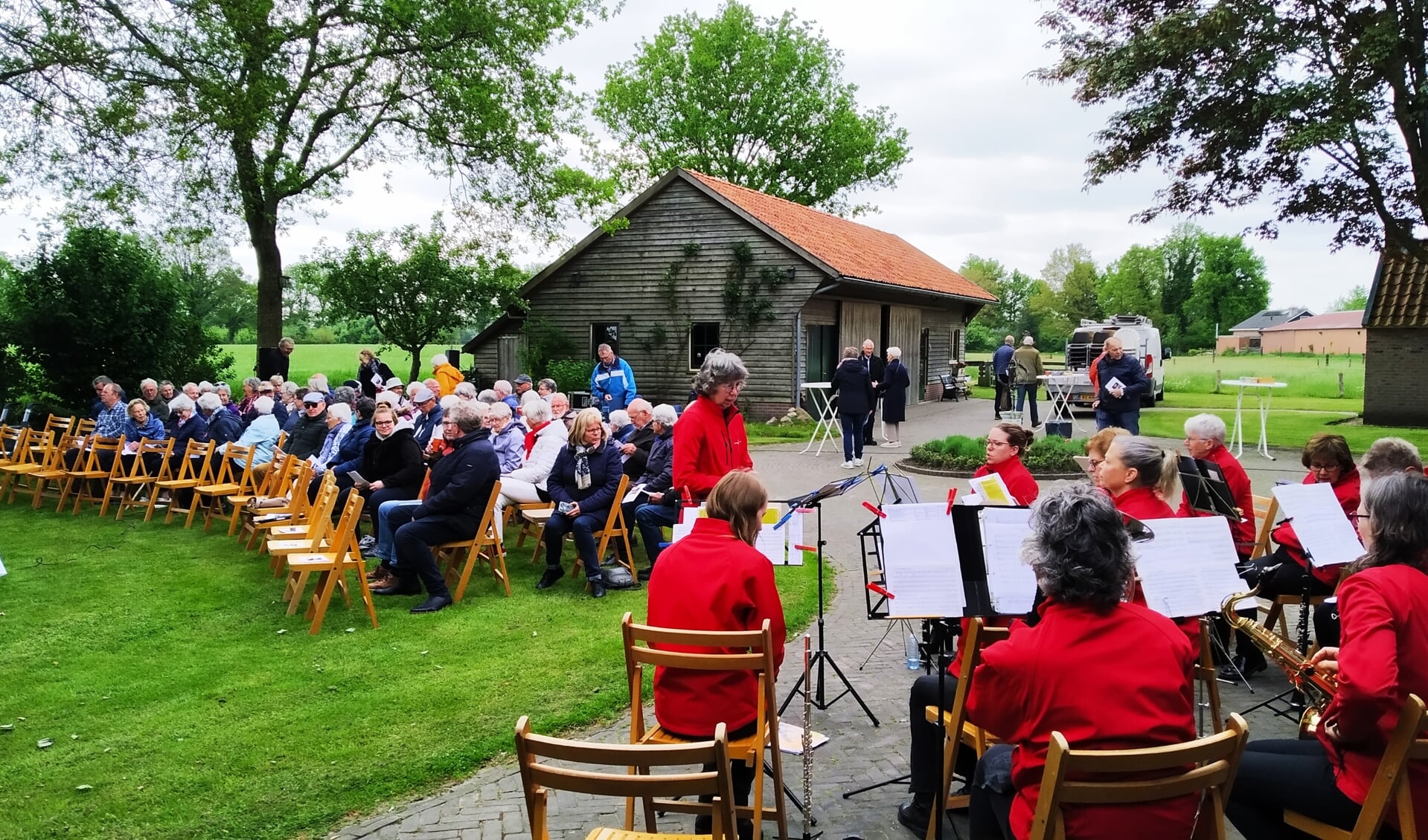 Ruim honderd kerkgangers op het erf van boerderij De Klooster; de zang, begeleid door Chr. Muziekvereniging Crescendo, was tot ver te horen  Foto: PR